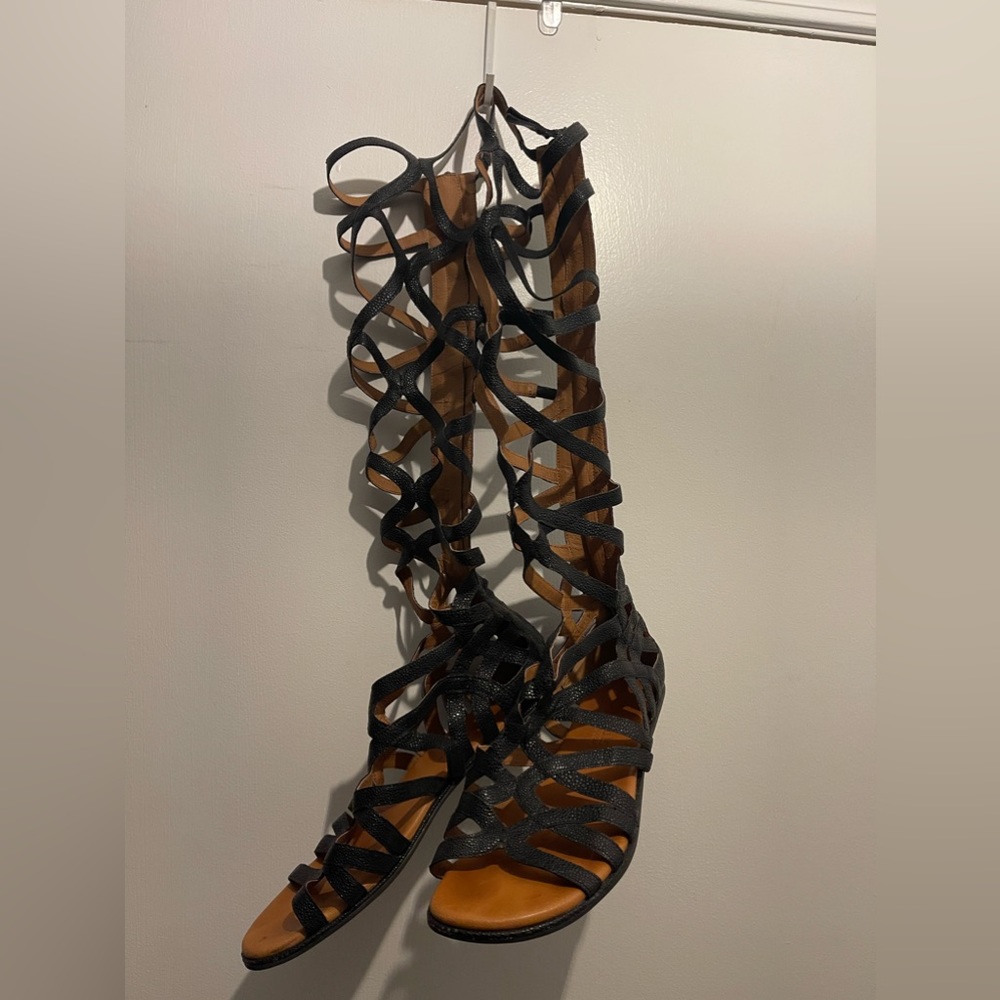 Gentle Soles by Kenneth Cole Gladiators 8.5 Like New